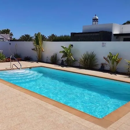 Βίλα 3-Bed Villa In Playa Blanca With Heated Pool *