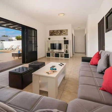 3-Bed Villa In Playa Blanca With Heated Pool Βίλα Πλάγια Μπλάνκα