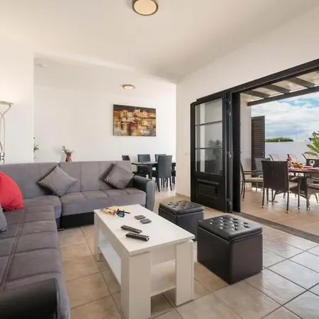 3-Bed Villa In Playa Blanca With Heated Pool Βίλα *