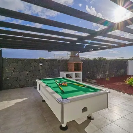 Βίλα 3-Bed Villa In Playa Blanca With Heated Pool *