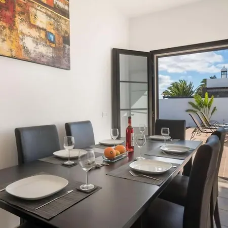 Βίλα 3-Bed Villa In Playa Blanca With Heated Pool